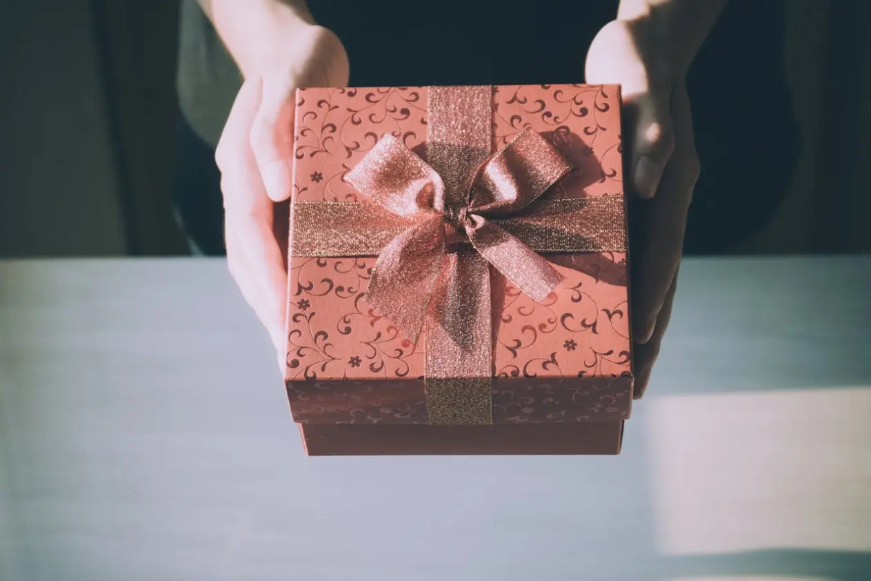 woman's hands holding gift box