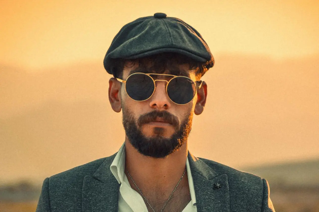 A man with a sunglasses and cap